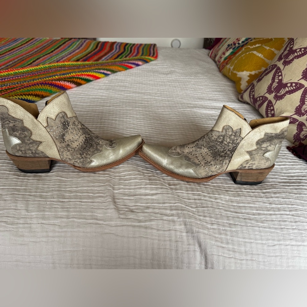 Old Gringo Silver and Cream Ankle Boots - Picture 8 of 10
